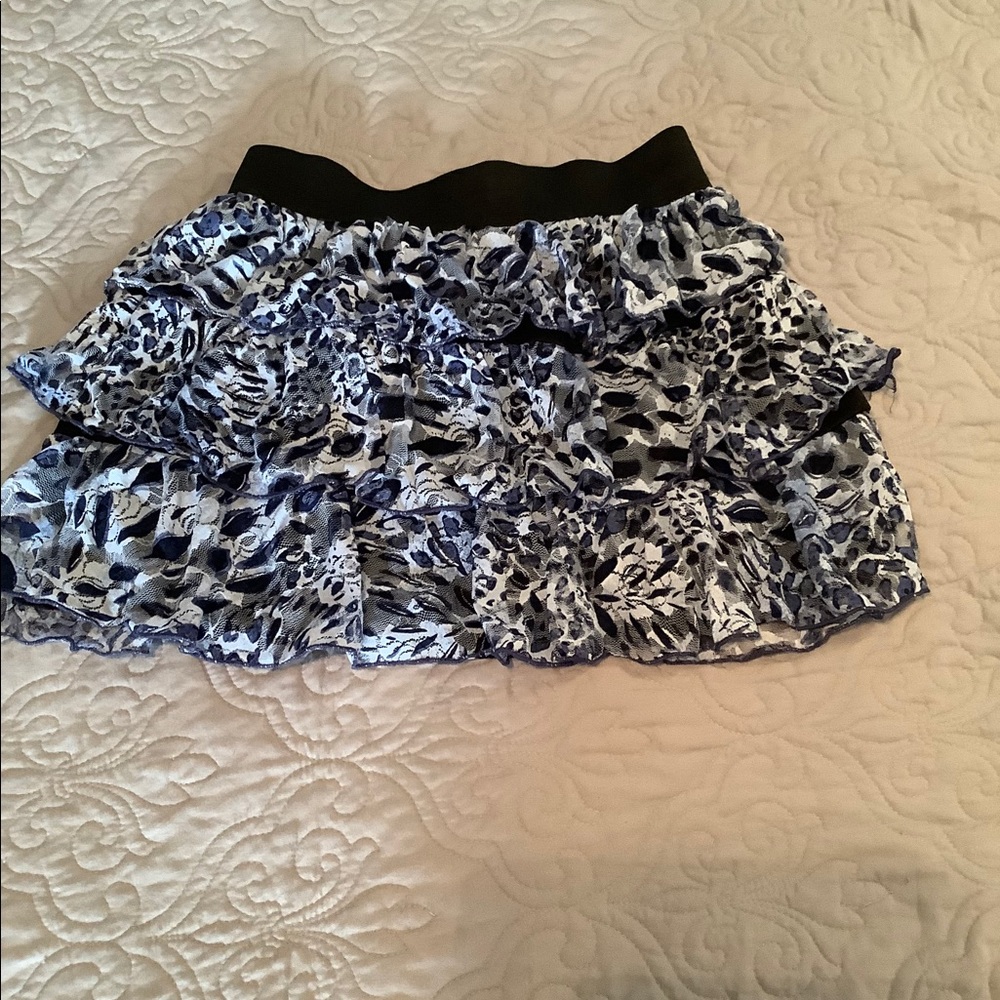 Stargazer ruffled printed skirt size M.